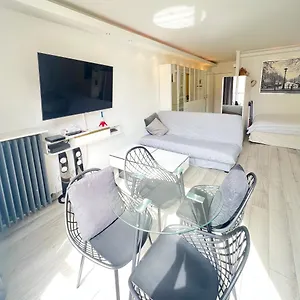 https://beautiful-flat-with-balcony-next-to-champs-elysees-arc.fr-paris.fr